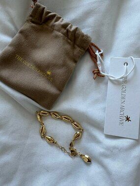 NWT GOLD PLATED COWRIE SHELL BRACELET